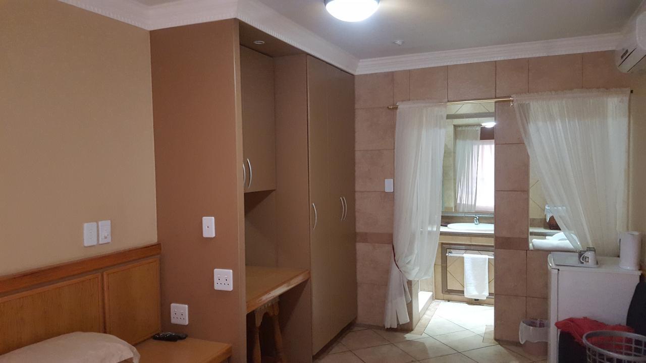 Bubez Guesthouse บาร์เบอร์ตัน ภายนอก รูปภาพ