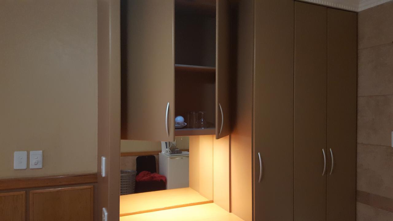 Bubez Guesthouse บาร์เบอร์ตัน ภายนอก รูปภาพ
