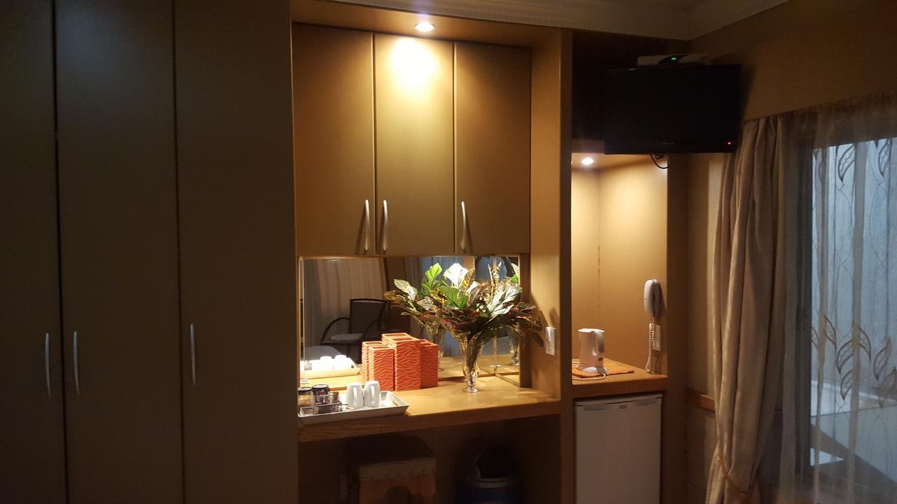 Bubez Guesthouse บาร์เบอร์ตัน ภายนอก รูปภาพ